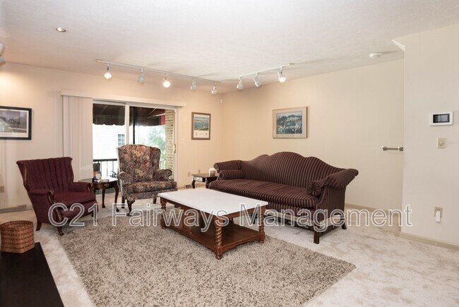 Building Photo - 804 Fairways Dr
