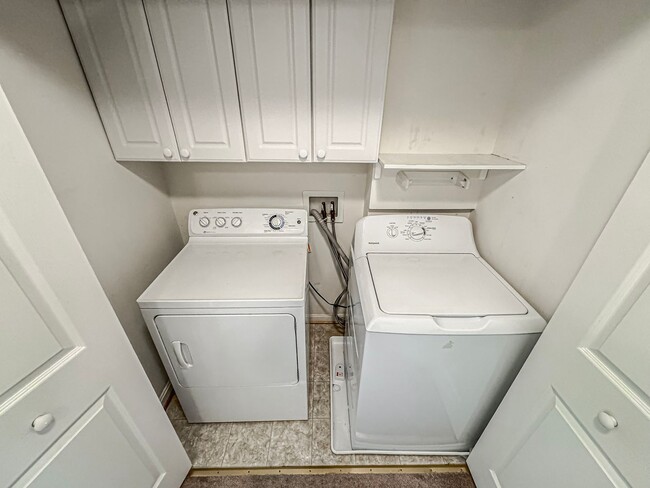 Building Photo - Gorgeous 3 Bed 2.5 Bath Interior Townhome ...