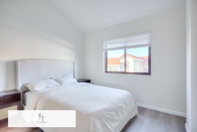 Building Photo - Fully Remodeled | Spacious & Bright Townhome