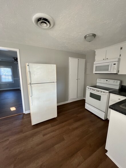 Building Photo - 207 N Elm St