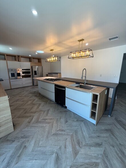 Kitchen - 2400 Greenfield Ave