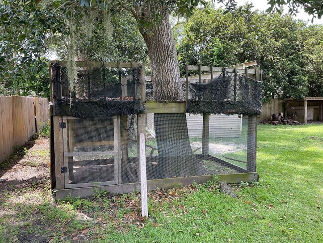 Building Photo - "Charming 3-Bedroom Haven with 2 Full Bath...