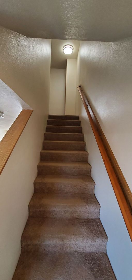 Building Photo - Beautifully Renovated 2 Bed 1.5 Bath Townh...