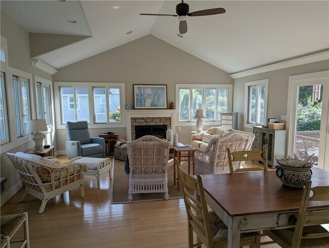 Building Photo - 209 Pond Shore Dr
