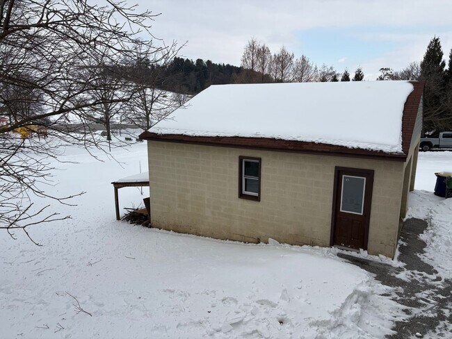 Building Photo - 1 Floor Living on 1/2 Acre, 4 Bedrooms/1 Bath, Garage-Dallastown SD