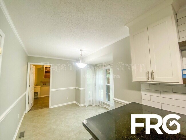 Building Photo - 305 Smith Pl