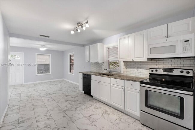 Building Photo - 901 NE 38th St