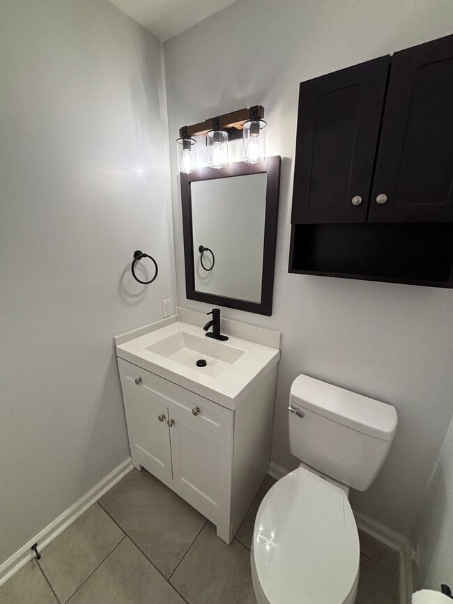 Building Photo - 3 Bedroom Home with Modern Updates & Small...