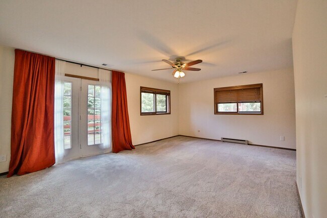 Building Photo - 330 Wilderness Dr