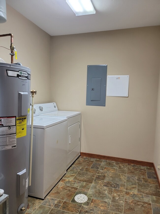 Building Photo - 720 Brooklawn Dr