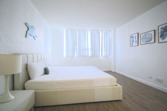 Building Photo - Spacious one bedroom unit at the Flamingo South Beach Resort!