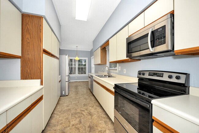 Building Photo - 324 Inverness Dr SW