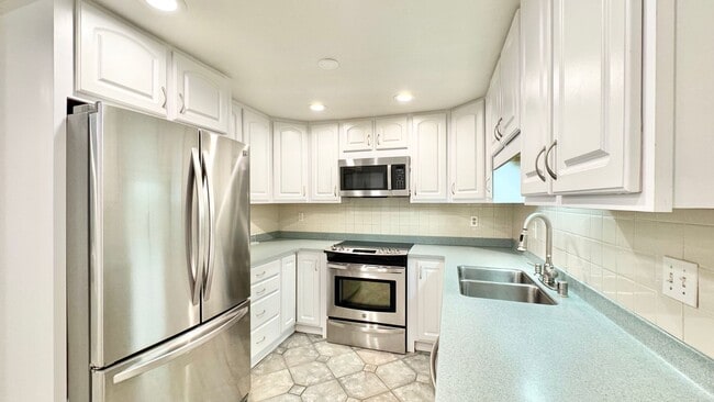 Building Photo - Available NOW - 4 BED, 2.5 BATH w/ 2 PARKING in Haiku Gardens (Kaneohe)