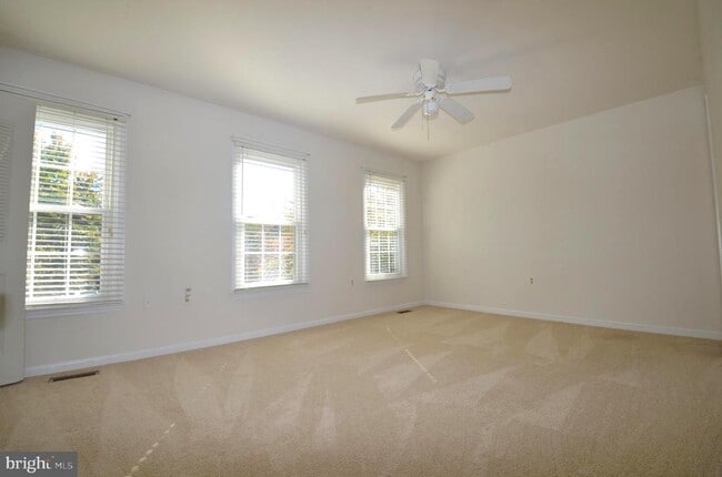 Building Photo - 5676 Ridge View Dr