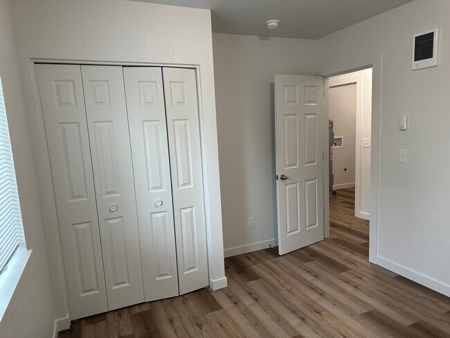 Building Photo - Beautiful 2 bedroom, 1 bath house in Sprin...