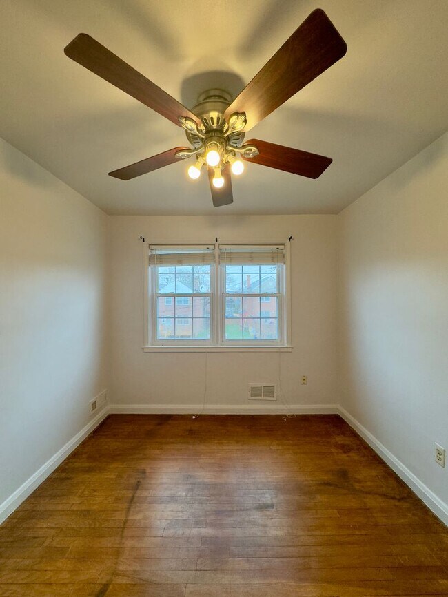 Building Photo - Charming 3-Bedroom Townhome with Modern Amenities in Parkville!