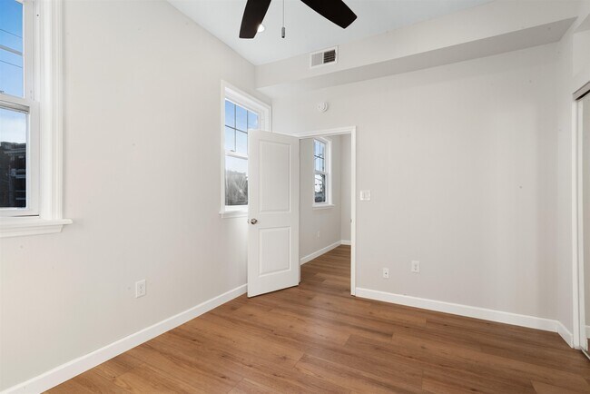 Building Photo - 17 Ravine Ave