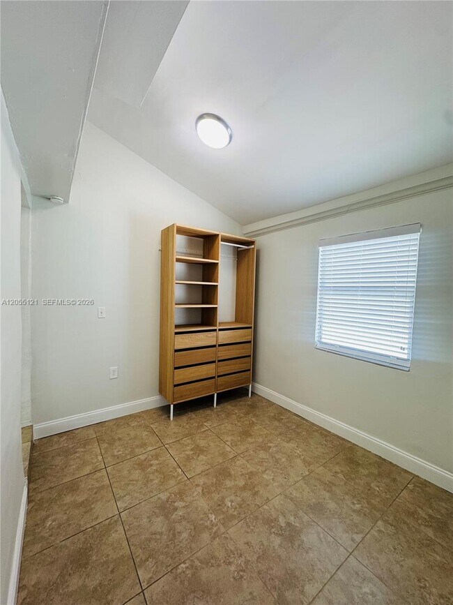 Building Photo - 2816 Pine Tree Dr