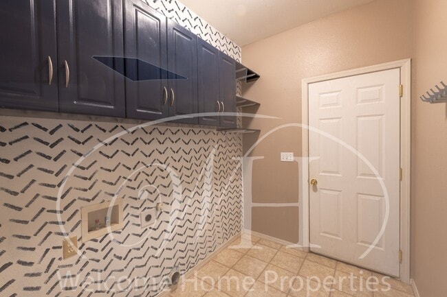 Building Photo - Beautiful 3 Bedroom Home With Fenced Backy...