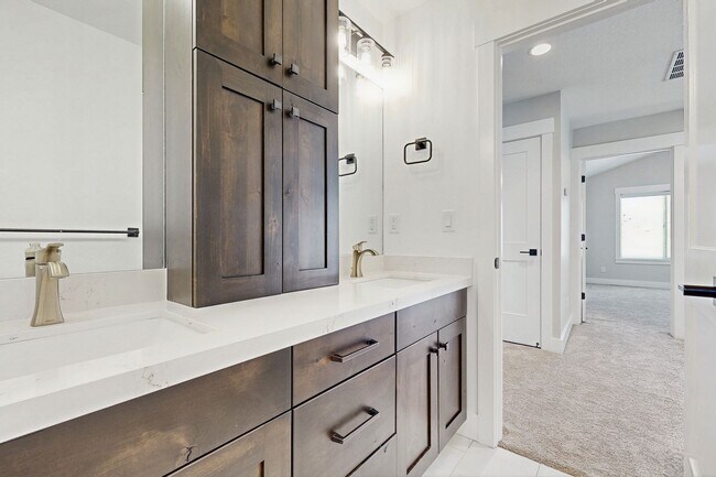 Building Photo - High-End Spacious 4 Bedroom Home in Desirable Highland with Private Backyard and Finished Basement