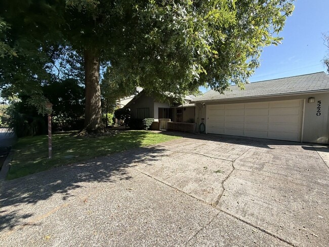 Building Photo - 5220 SE 33rd Pl