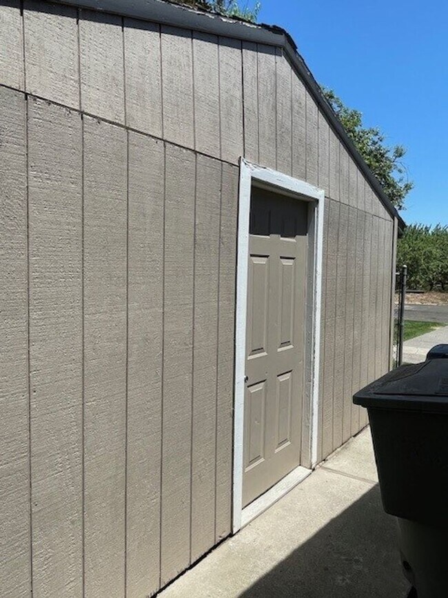 Building Photo - Lease Your Dream Home in the Country!