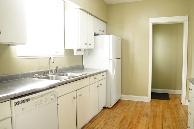 Building Photo - AVAILABLE JUNE - 3 BED 1 BATH