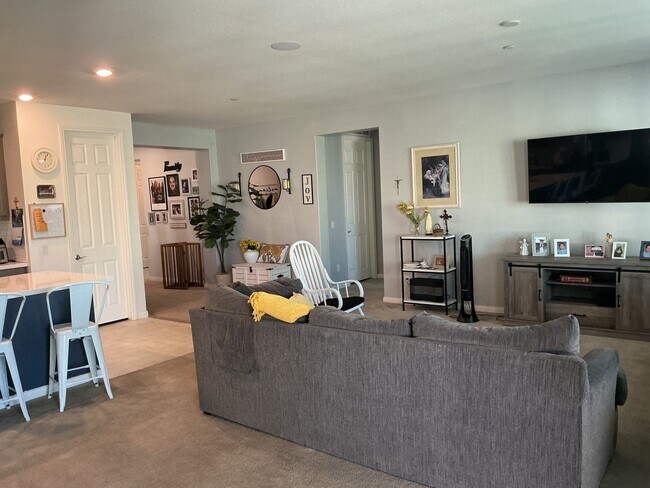 Building Photo - Riverside Home