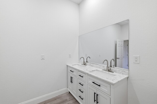 Building Photo - 825 Carbon St E