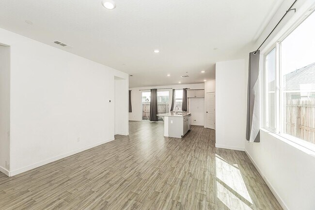 Building Photo - 2844 N Vahe Ave