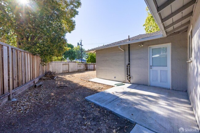 Building Photo - 2061 Ahneita Dr