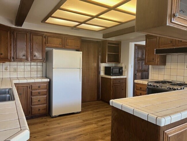 Building Photo - Amazing Mountain Views...