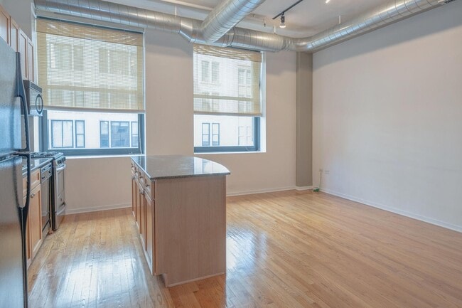 Building Photo - 6 E Monroe St