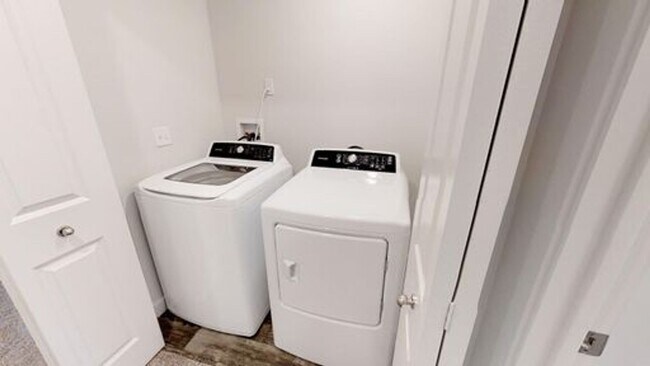 Building Photo - LUXURY TOWNHOME IN OREM!!!