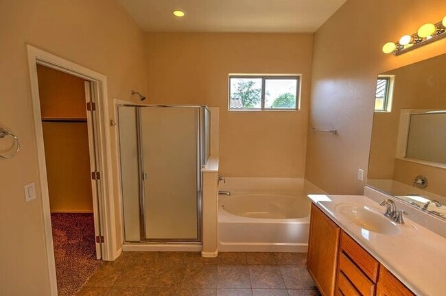 Building Photo - House For Rent