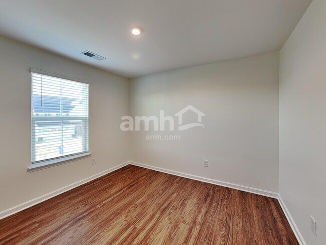 Building Photo - 548 Larragan Dr