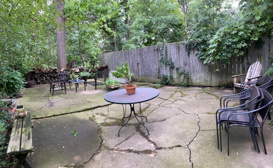 Common Patio Area - 1141 Lakeland Ave