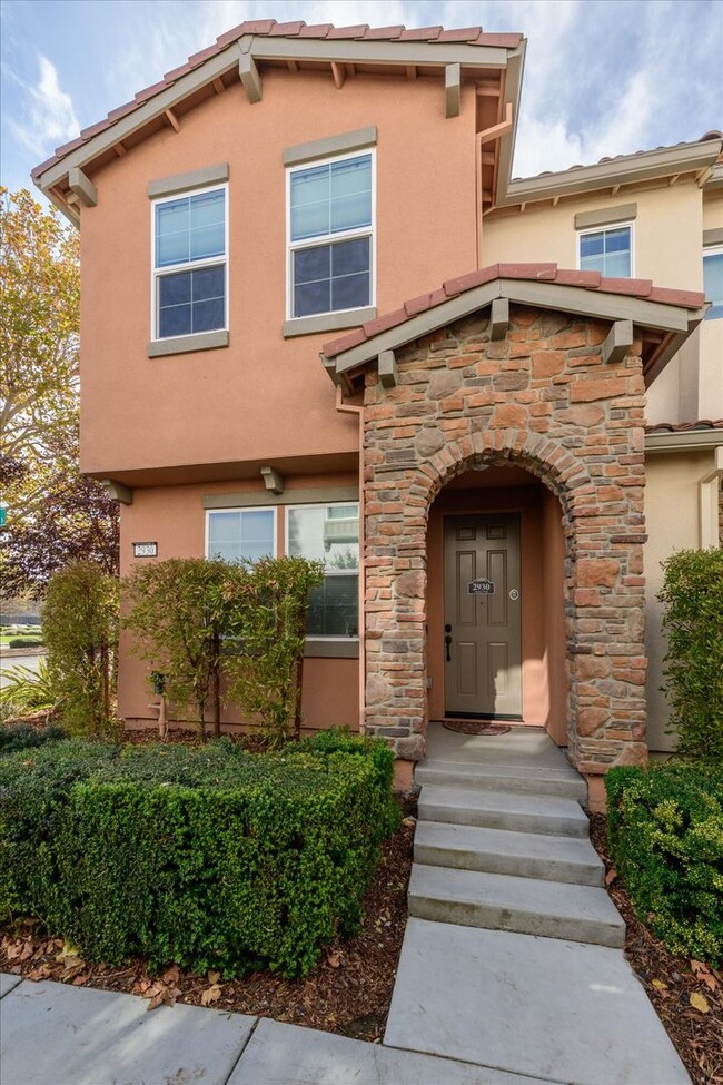 Building Photo - Modern Living in Natomas!