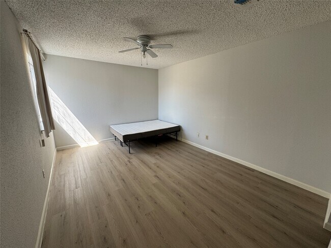 Building Photo - 12959 Wirevine Ln