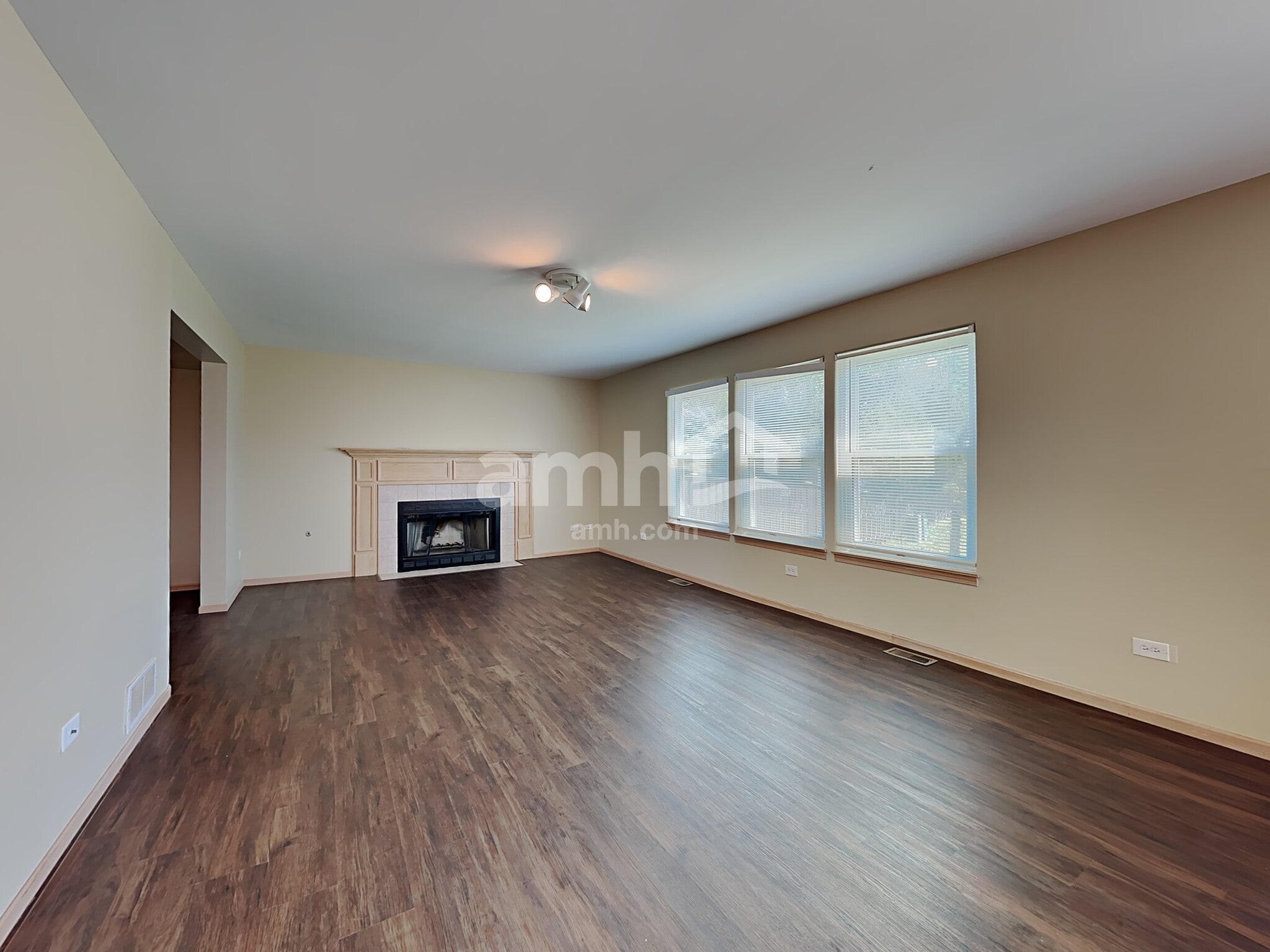 Building Photo - 916 Mazalin Dr