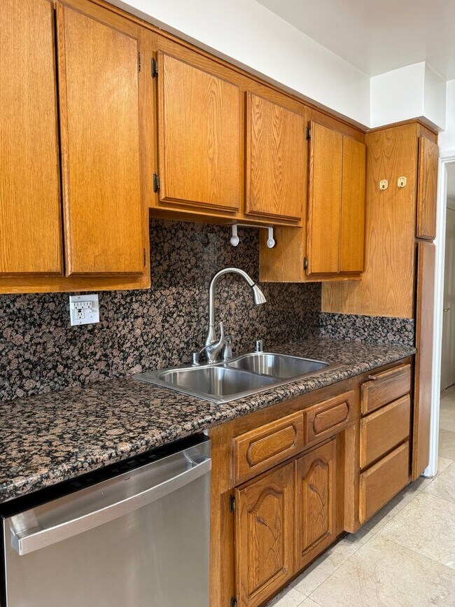 Building Photo - North Hollywood, 2br -2ba HOME