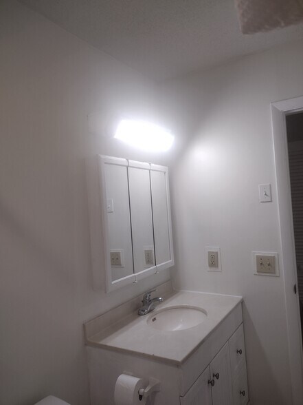 Building Photo - 4862 SE Anchor Ave