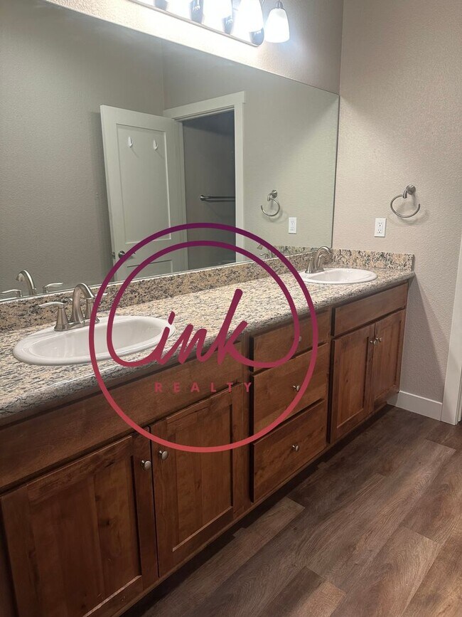 Building Photo - Beautiful Minden Townhouse