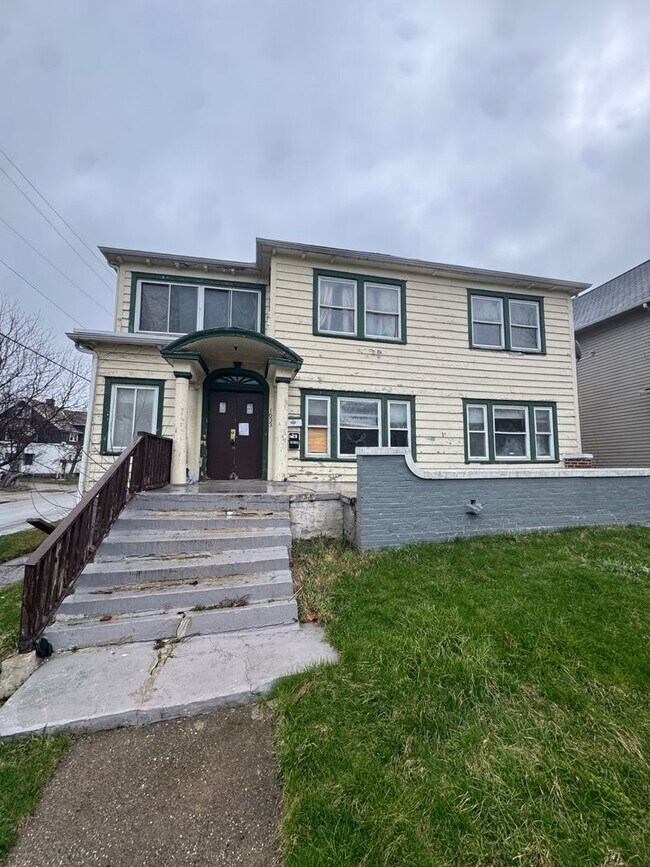 Building Photo - 1633 Eddington Rd