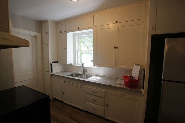 Building Photo - Top Floor-Triplex Unit in Tyler! Coming Soon!