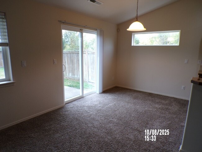 Building Photo - Spacious 3 bed 2 bath private cul-de-sac