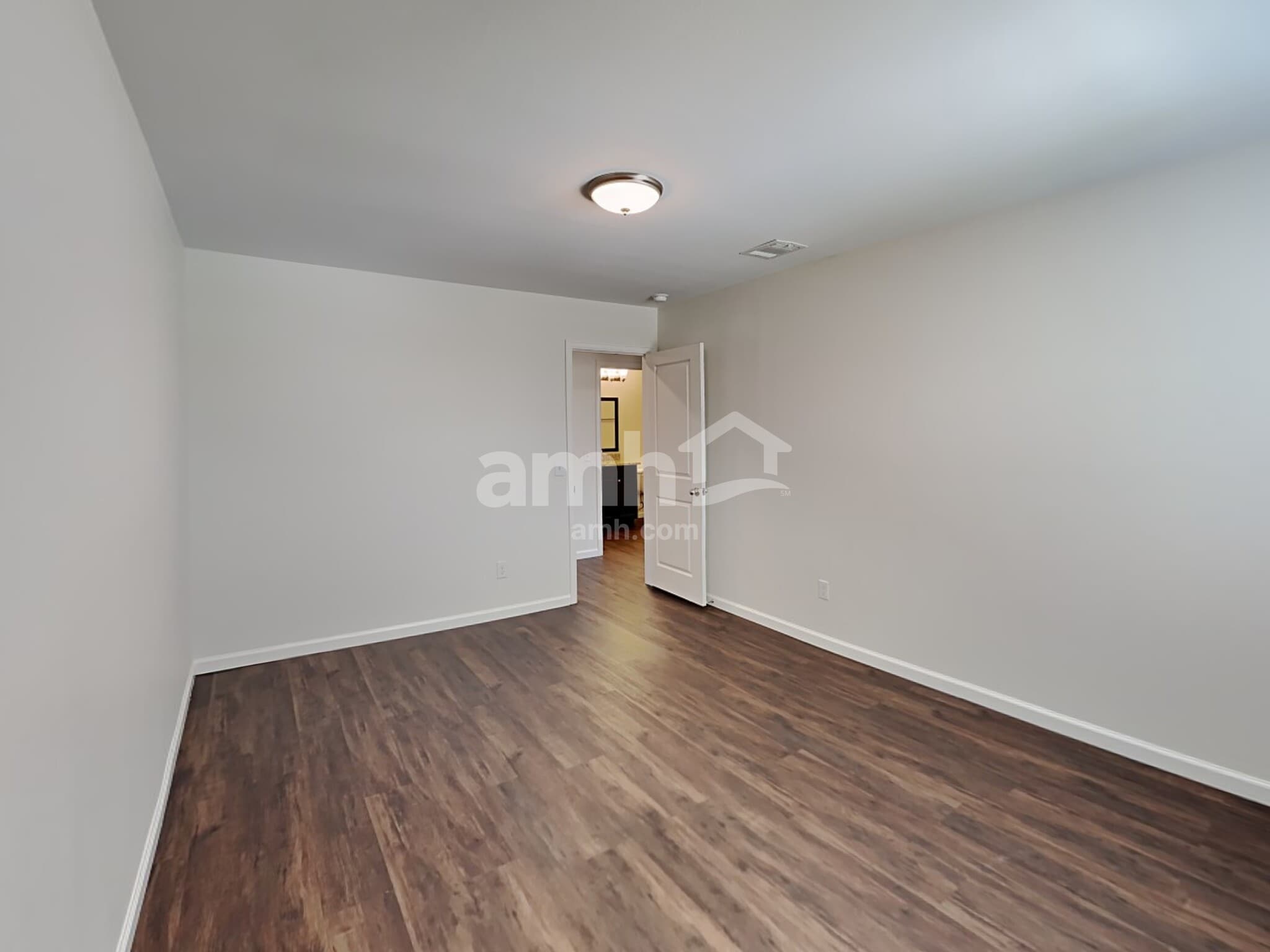 Building Photo - 5023 Highland Crest Dr