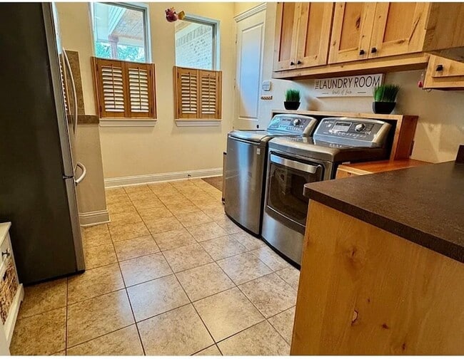 Building Photo - 5820 Palo Pinto Ave