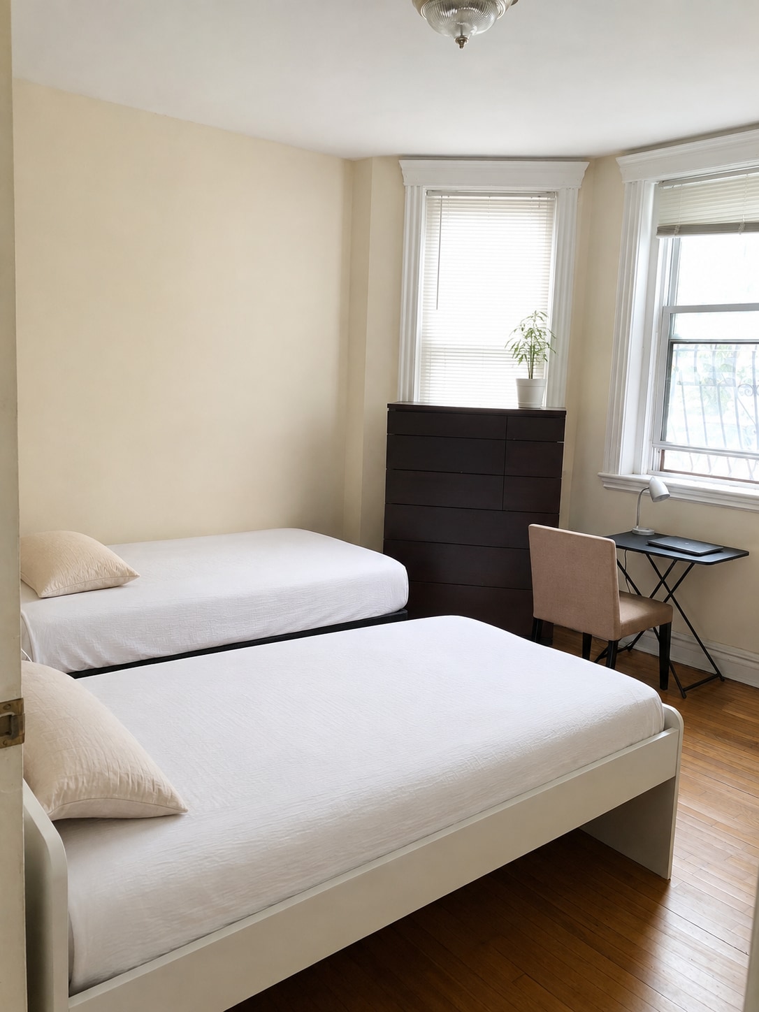Building Photo - 352 Riverway