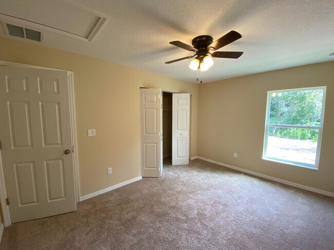 Building Photo - Desirable SE Ocala Neighborhood 3/2/1 **WON"T LAST**